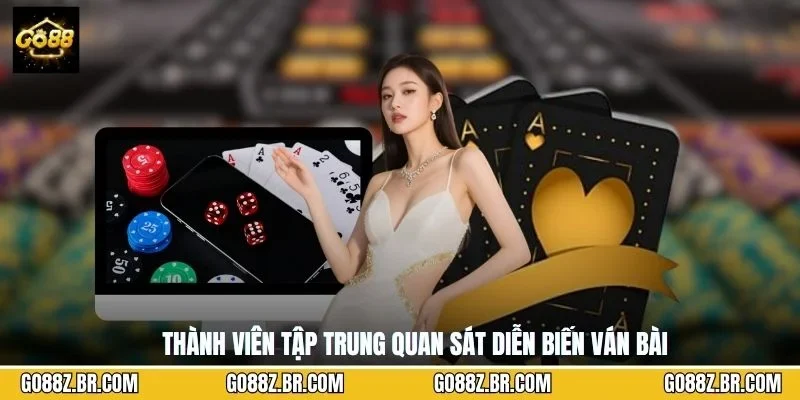 Thành viên tập trung quan sát diễn biến ván bài